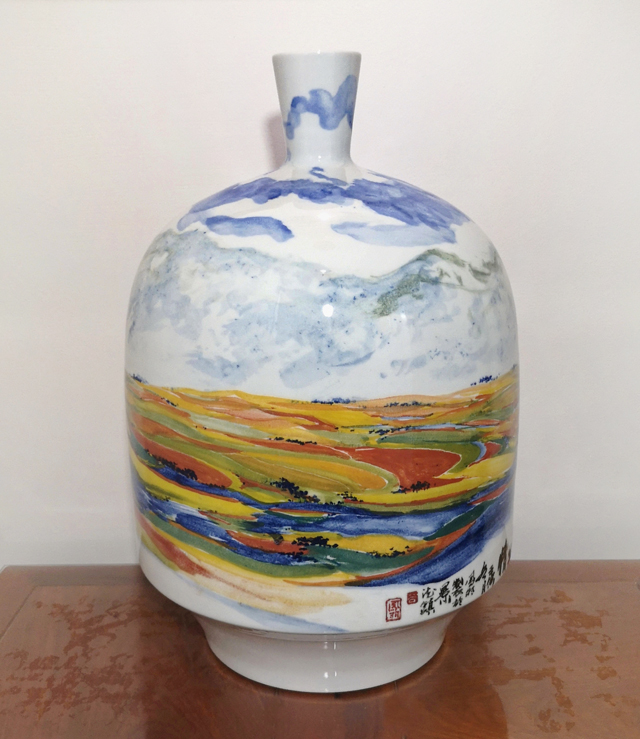 谷凤羽作品2《绚烂红土情》景德镇瓷瓶--规格：高50.jpg
