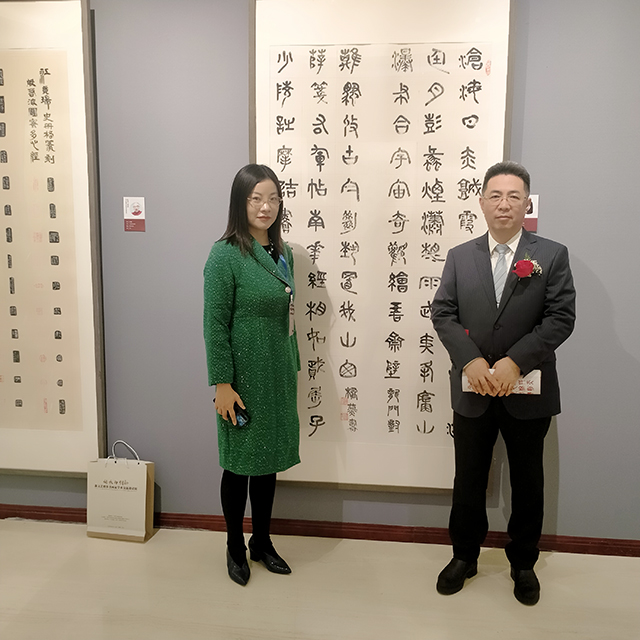 中国非物质文化遗产传承金牌女艺术家、华夏国艺书画艺术中心副主任朱桥燕与中国书画家联谊会主席舒乃仁合影.jpg