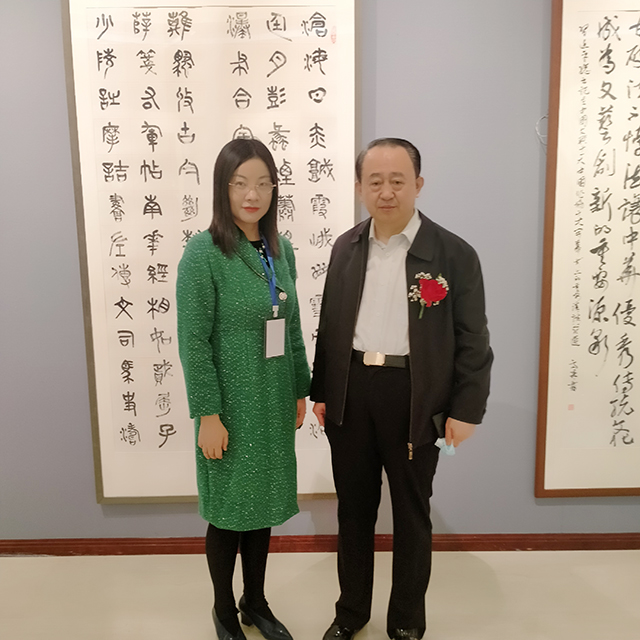 中国非物质文化遗产传承金牌女艺术家、华夏国艺书画艺术中心副主任朱桥燕与中国文联社会组织党总支副书记、中国书画家联谊会党支部书记兼副主席张嘉东合影.jpg
