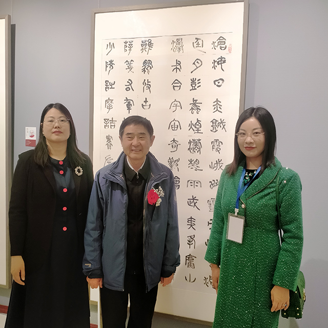 中国非物质文化遗产传承金牌女艺术家、华夏国艺书画艺术中心副主任朱桥燕与中央文史馆特约研究员、中国书法家协会理事、中国民间文艺家协会顾问罗杨及中国书画家联谊会新文艺群体书画家工作委员会副秘书长徐丽媛合影.jpg