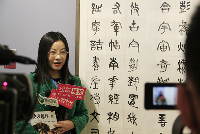中国非物质文化遗产传承金牌女艺术家、华夏国艺书画艺术中心副主任朱桥燕接受媒体采访.JPG