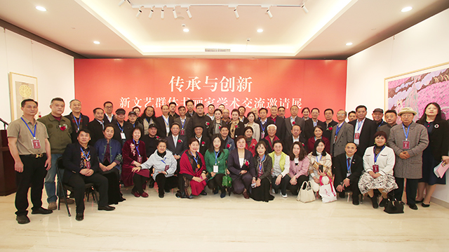 出席展览领导、嘉宾与入展书画家合影留念.JPG