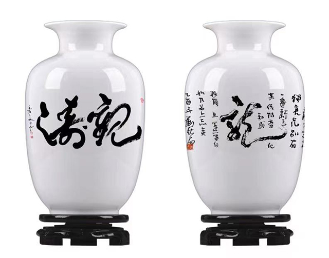 姜国亮作品10 该国礼瓷瓶2018年被中国国家博物馆收藏.jpg