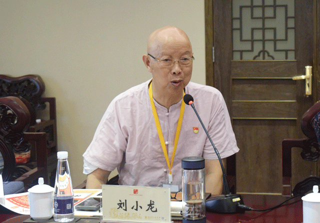 与会代表华夏国艺书画艺术中心副主任、中国书画家联谊会新文艺群体书画家工作委员会理事、中企报盟信息科学研究院副院长刘小龙分享心得.gif