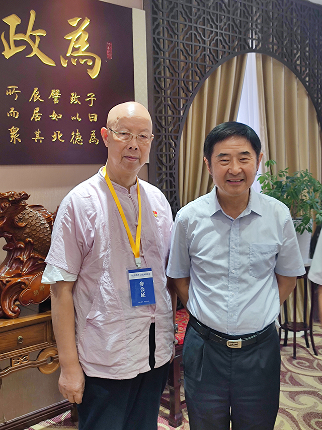 华夏国艺书画艺术中心副主任、中国书画家联谊会新文艺群体书画家工作委员会理事、中企报盟信息科学研究院副院长刘小龙与中国文联办公厅主任、中国民族建筑研究会书画艺术专业委员会主任罗杨合影.jpg