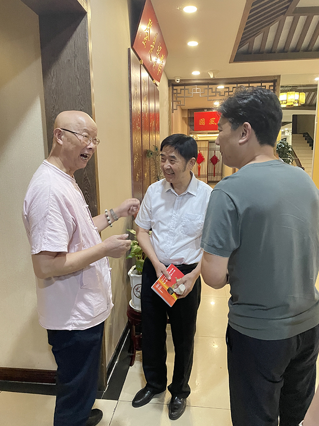 华夏国艺书画艺术中心副主任、中国书画家联谊会新文艺群体书画家工作委员会理事、中企报盟信息科学研究院副院长刘小龙与中国文联办公厅主任、中国民族建筑研究会书画艺术专业委员会主任罗杨及中国书画家联谊会新文艺群体书画家工作委员会副主任苏庆河交流、探讨.jpg