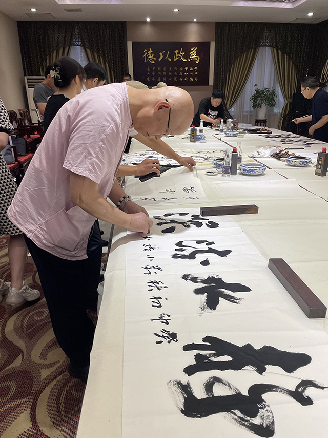华夏国艺书画艺术中心副主任、中国书画家联谊会新文艺群体书画家工作委员会理事、中企报盟信息科学研究院副院长刘小龙在小型书法创作研讨会创作作品.jpg