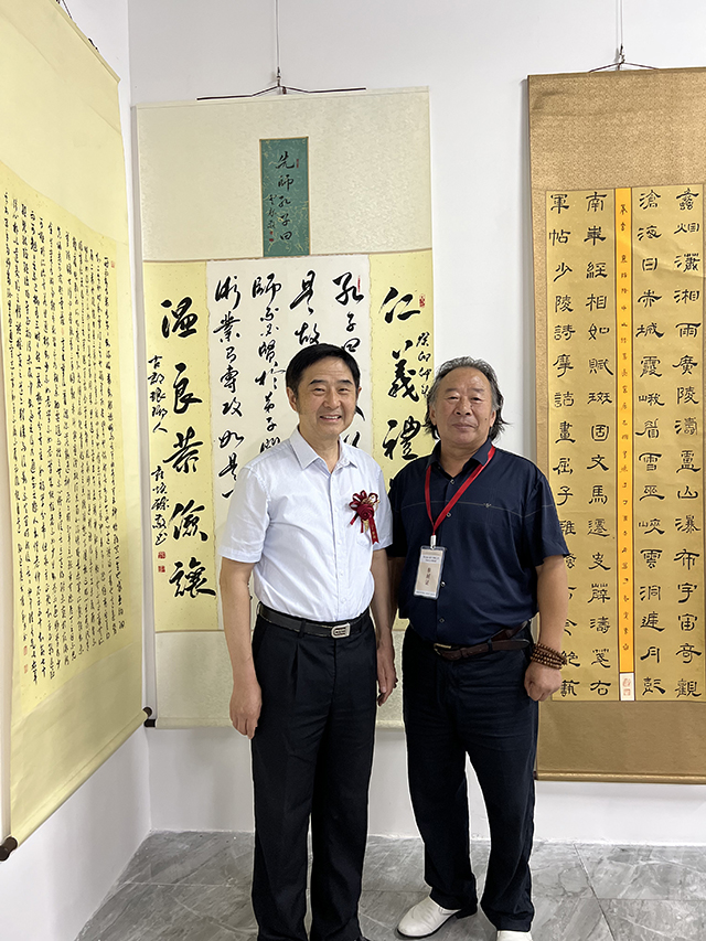 中国民族建筑研究会书画艺术专业委员会副主席、山东省齐鲁文化促进会副会长、中国海洋大学教授、传统艺术系列课程特聘专家崔焕臻与中国文联办公厅主任、中国民族建筑研究会书画艺术专业委员会主任罗杨在参展作品前合影留念.jpg