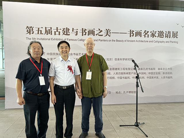 中国民族建筑研究会书画艺术专业委员会副主席、山东省齐鲁文化促进会副会长、中国海洋大学教授、传统艺术系列课程特聘专家崔焕臻与中国文联办公厅主任、中国民族建筑研究会书画艺术专业委员会主任罗杨、华夏国艺书画艺术中心副主任刘小龙合影.jpg