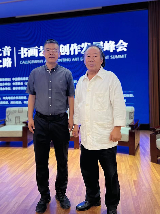 中国民族建筑研究会书画艺术专业委员会副主席、山东省齐鲁文化促进会副会长、中国海洋大学教授、传统艺术系列课程特聘专家崔焕臻与中国民族建筑研究会秘书长杨东生合影.jpg