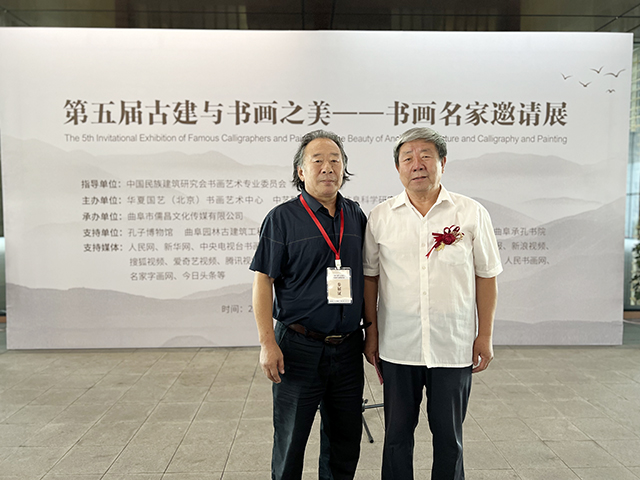 中国民族建筑研究会书画艺术专业委员会副主席、山东省齐鲁文化促进会副会长、中国海洋大学教授、传统艺术系列课程特聘专家崔焕臻与国家文物局原党组书记、副局长张柏合影.jpg