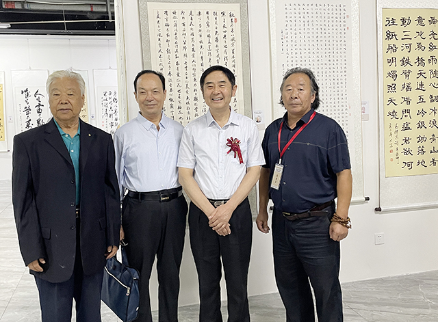 参展领导合影.jpg