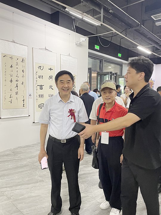 华夏国艺书画艺术中心副主任、中企报盟信息科学研究院副院长高健林在孔子博物馆参展时与中国文联办公厅主任、中国民族建筑研究会书画艺术专业委员会主任罗杨合影.jpg