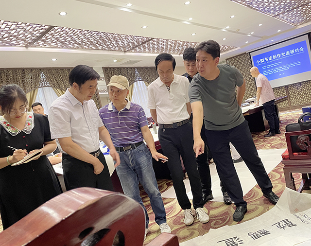 华夏国艺书画艺术中心副主任、中企报盟信息科学研究院副院长高健林在孔子博物馆参展时与中国文联办公厅主任、中国民族建筑研究会书画艺术专业委员会主任罗杨、中国民族建筑研究会书画艺术专业委员会秘书长、中国书画家联谊会新文艺书画家工作委员会副主任苏庆河在小型创作研讨会上欣赏并点评艺术作品.jpg