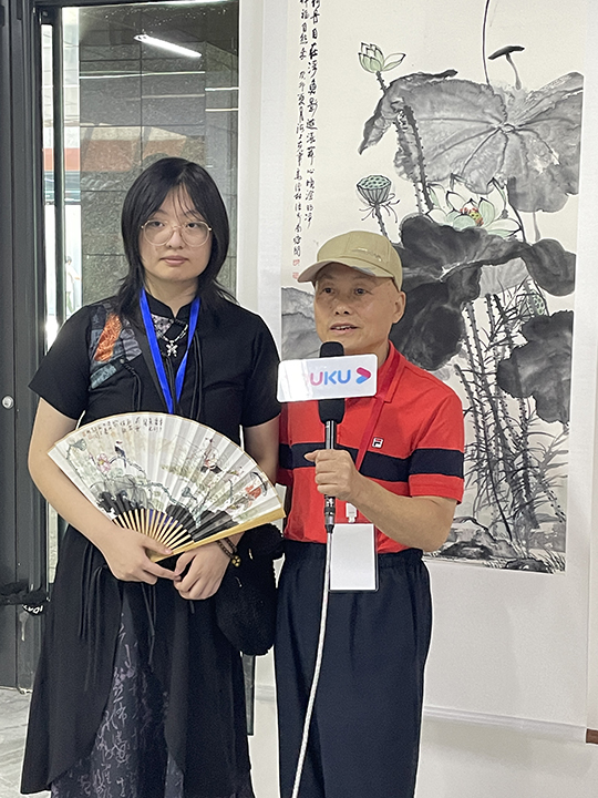 华夏国艺书画艺术中心副主任、中企报盟信息科学研究院副院长高健林携学生华夏国艺书画艺术中心会员张昳然接受媒体采访.jpg