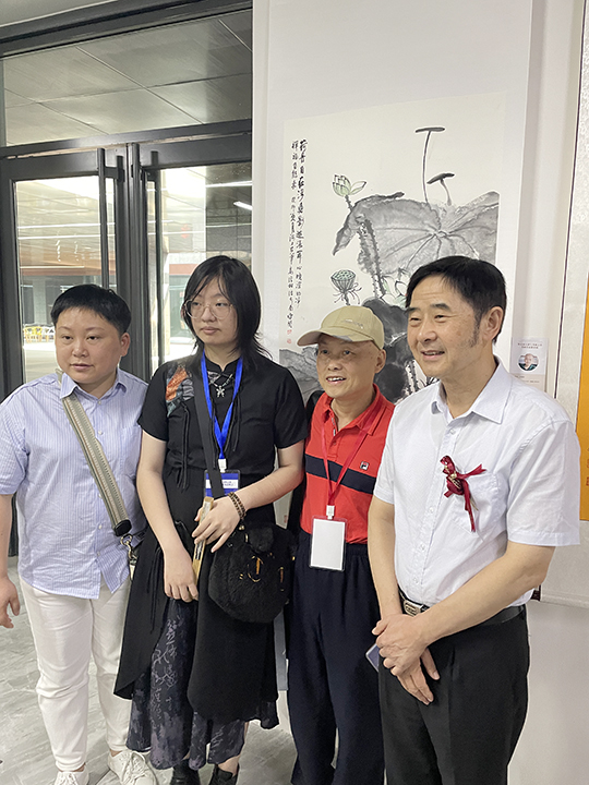 华夏国艺书画艺术中心副主任、中企报盟信息科学研究院副院长高健林携学生华夏国艺书画艺术中心会员张昳然、华夏国艺书画艺术中心会员、特聘书画家罗敏与中国文联办公厅主任、中国民族建筑研究会书画艺术专业委员会主任罗杨在孔子博物馆展览现场合影留念.jpg