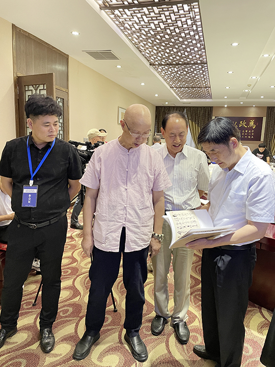 华夏国艺书画艺术中心会员、中企报盟信息科学研究院研究员张春根与恩师华夏国艺书画艺术中心副主任、中国书画家联谊会新文艺群体书画家工作委员会理事、中企报盟信息科学研究院副院长刘小龙、中国文联办公厅主任、中国民族建筑研究会书画艺术专业委员会主任罗杨及中国书画家联谊会新文艺群体书画家工作委员会副秘书长、中华英才融媒体中心联盟理事会副理事长左继君欣赏书法作品集.jpg