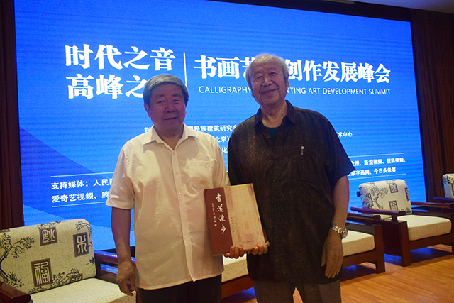 与国家文物局原党组书记、副局长张柏先生合影.jpg