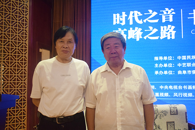 与国家文物局原党组书记、副局长张柏先生合影.jpg