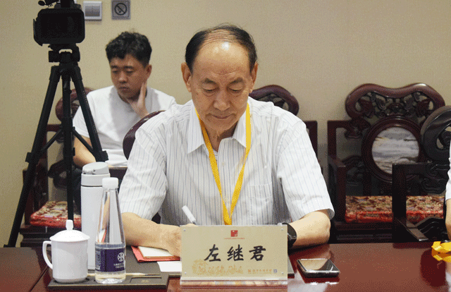 权希军入室弟子、中华英才融媒体中心联盟理事会副理事长、中国书画家联谊会新文艺群体书画家工作委员会理事兼副秘书长左继君.gif
