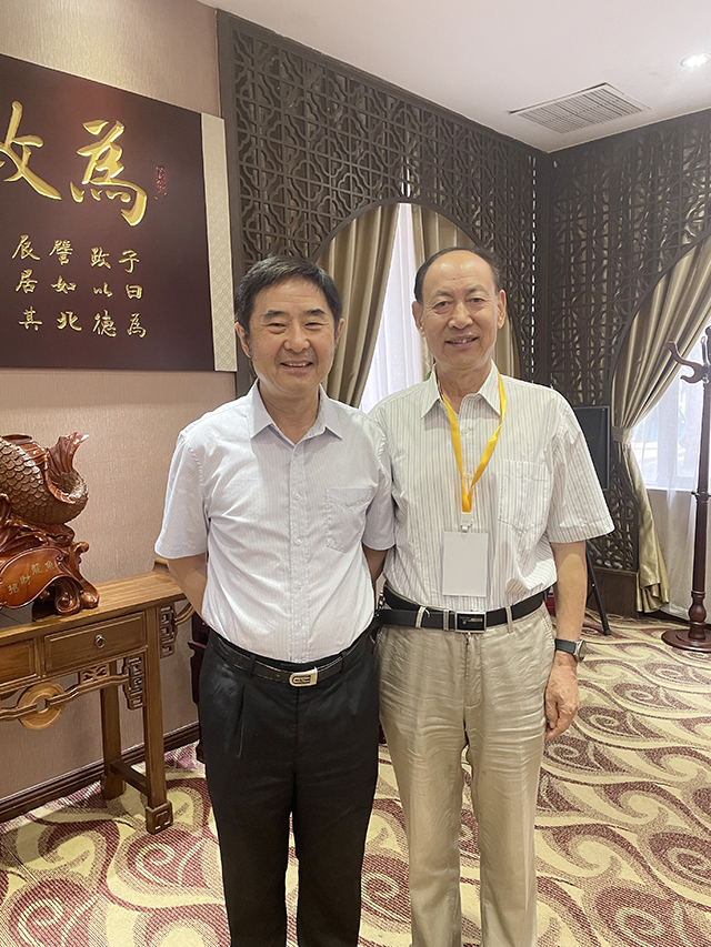 权希军入室弟子、中华英才融媒体中心联盟理事会副理事长、中国书画家联谊会新文艺群体书画家工作委员会理事兼副秘书长左继君与中国文联办公厅主任、中国民族建筑研究会书画艺术专业委员会主任罗杨合影.jpg