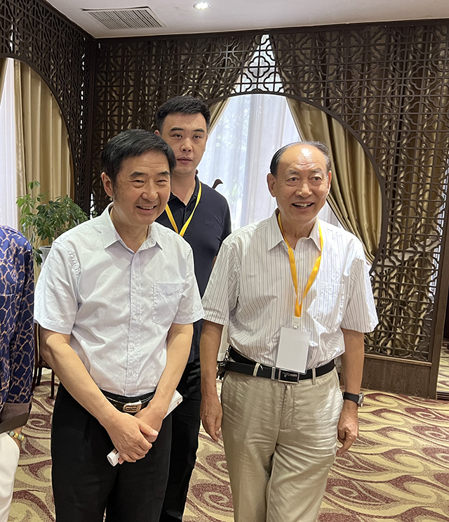 权希军入室弟子、中华英才融媒体中心联盟理事会副理事长、中国书画家联谊会新文艺群体书画家工作委员会理事兼副秘书长左继君与中国文联办公厅主任、中国民族建筑研究会书画艺术专业委员会主任罗杨现场互动、交流.jpg