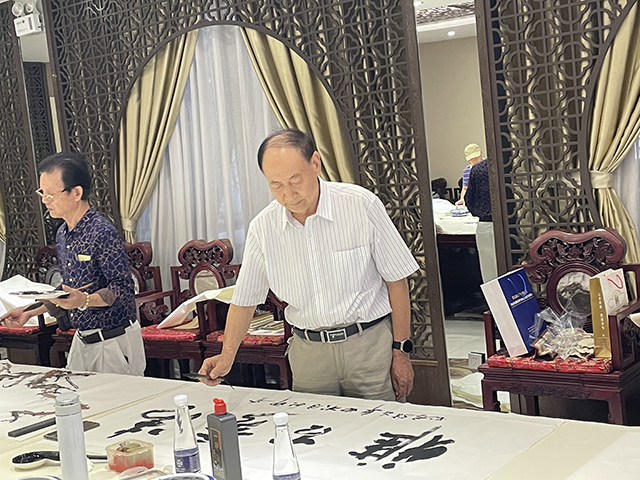 权希军入室弟子、中华英才融媒体中心联盟理事会副理事长、中国书画家联谊会新文艺群体书画家工作委员会理事兼副秘书长左继君在小型书法创作研讨会现场创作.jpg