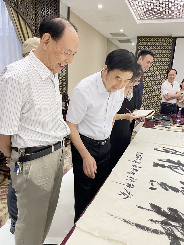 中国文联办公厅主任、中国民族建筑研究会书画艺术专业委员会主任罗杨欣赏权希军入室弟子、中华英才融媒体中心联盟理事会副理事长、中国书画家联谊会新文艺群体书画家工作委员会理事兼副秘书长左继君创作的书法作品.jpg