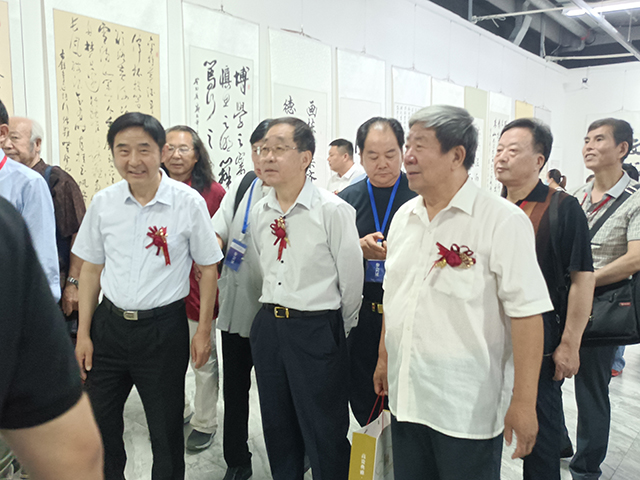 中国文联办公厅主任、中国民族建筑研究会书画艺术专业委员会主任罗杨和代表们参观作品.jpg