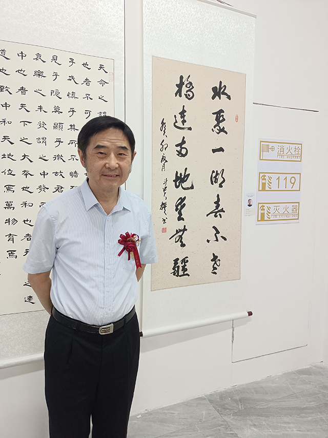 中国文联办公厅主任、中国民族建筑研究会书画艺术专业委员会主任罗杨在中国书画家联谊会会员、新文艺群体书画家工作委员会副秘书长、华夏国艺书画艺术中心主任蒋斗贵作品前合影.jpg