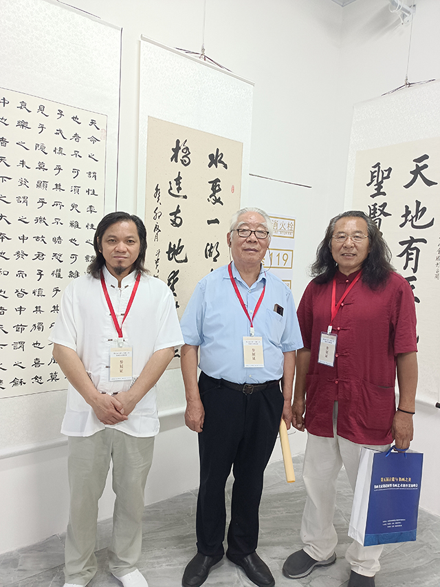 参展代表与领导在中国书画家联谊会会员、新文艺群体书画家工作委员会副秘书长、华夏国艺书画艺术中心副主任蒋斗贵作品前合影.jpg