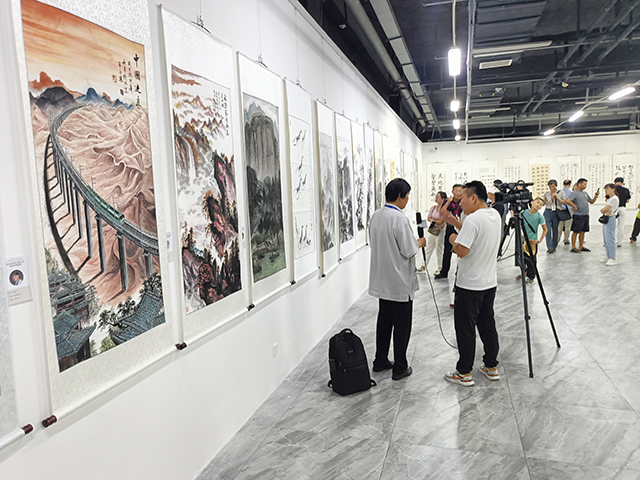 现场展览采访进行中.jpg