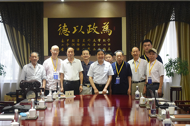 小型书法创作交流研讨会代表与罗杨书记合影.jpg