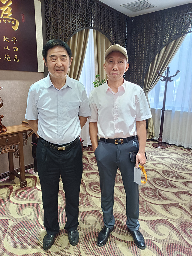 华夏国艺中心副主任、中国书画家联谊会新文艺群体书画家工作委员会副秘书长汤传保与中国文联办公厅主任、中国民族建筑研究会书画艺术专业委员会主任罗杨合影.jpg