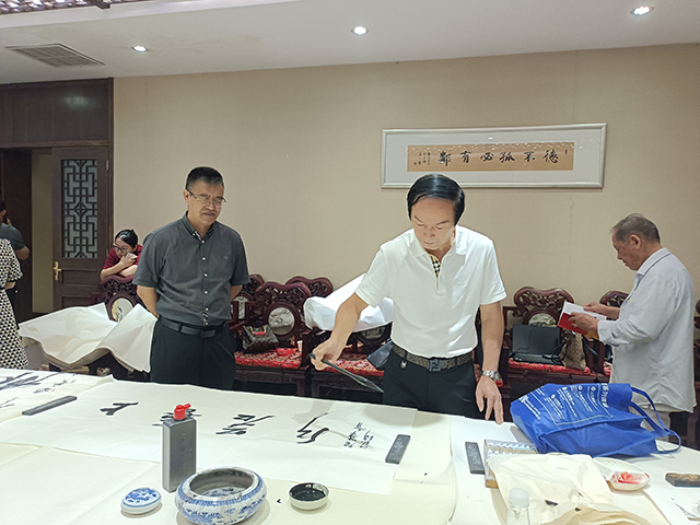 中国民族建筑研究会秘书长杨东生观看中国党建画院执行秘书长、中国书画家联谊会新文艺秘书长汪铭录现场创作.jpg
