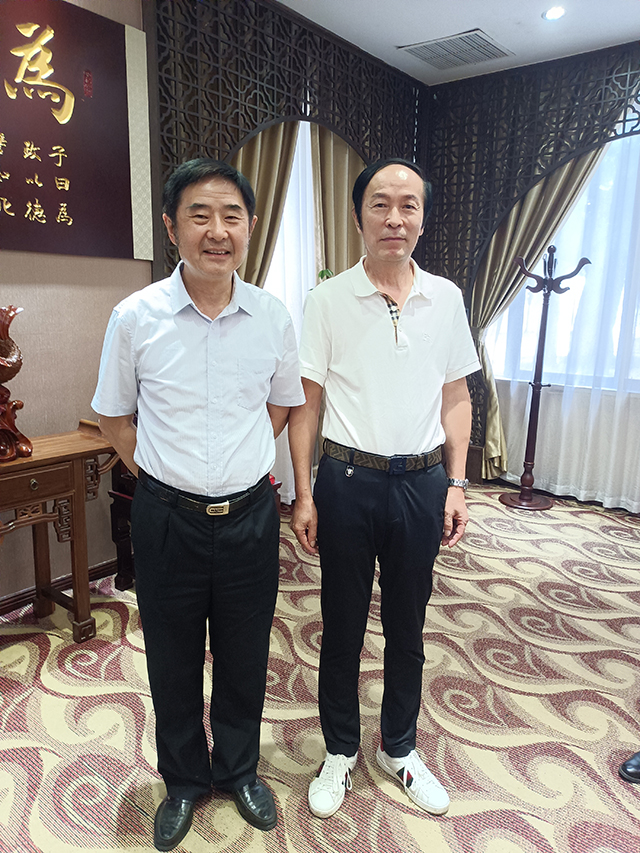 中国党建画院执行秘书长、中国书画家联谊会新文艺秘书长汪铭录与中国文联办公厅主任、中国民族建筑研究会书画艺术专业委员会主任罗杨合影.jpg