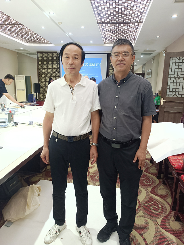 中国党建画院执行秘书长、中国书画家联谊会新文艺秘书长汪铭录与中国民族建筑研究会秘书长杨东生合影.jpg