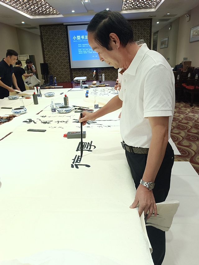 中国党建画院执行秘书长、中国书画家联谊会新文艺秘书长汪铭录现场创作.jpg