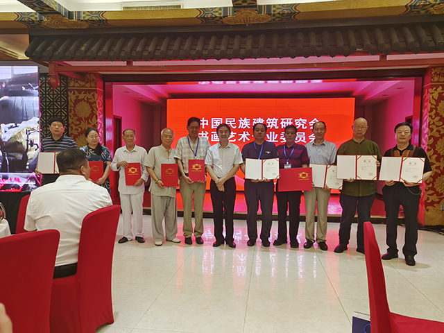 中国文联办公厅主任、中国民族建筑研究会书画艺术专业委员会主任罗杨为施燕颁发《特聘书画家》证书.jpg