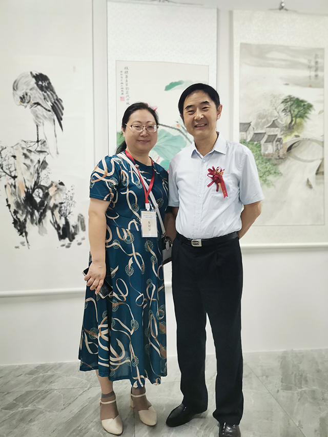 中国民族建筑研究会书画艺术专业委员会副秘书长施燕与中国文联办公厅主任、中国民族建筑研究会书画艺术专业委员会主任罗杨合影.jpg