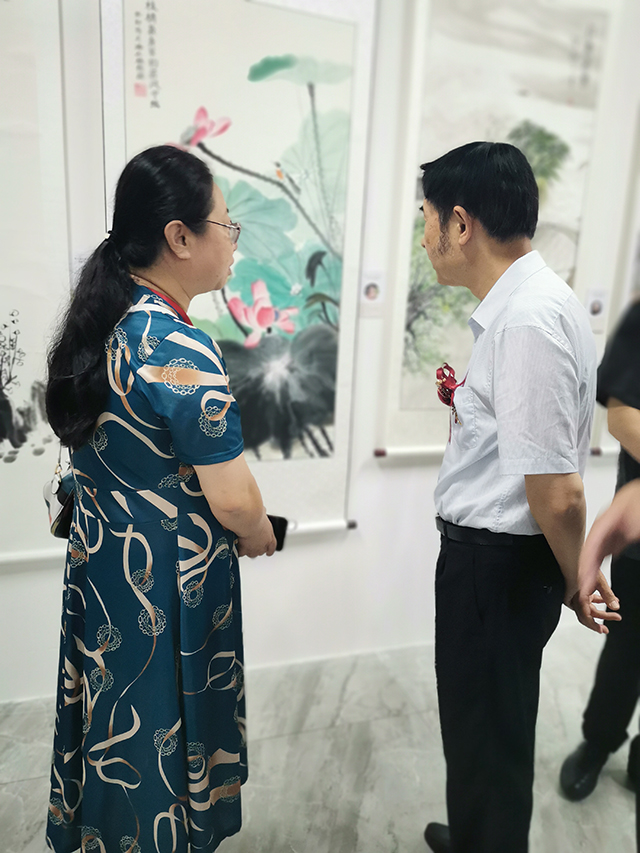 中国文联办公厅主任、中国民族建筑研究会书画艺术专业委员会主任罗杨对施燕老师作品进行点评.jpg