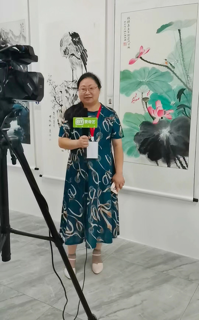 中国民族建筑研究会书画艺术专业委员会副秘书长施燕在展览现场接受采访.jpg
