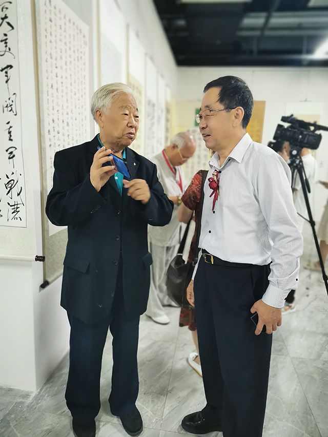 中国民族建筑研究会书画艺术专业委员会副秘书长刘继胜与国家民委原办公厅主任、中国民族建筑研究会会长李春林进行学术交流.jpg