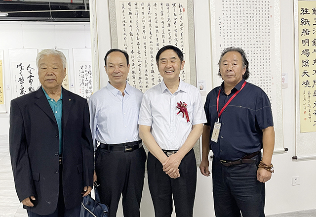 中国民族建筑研究会书画艺术专业委员会副秘书长刘继胜与参展艺术老师合影.jpg