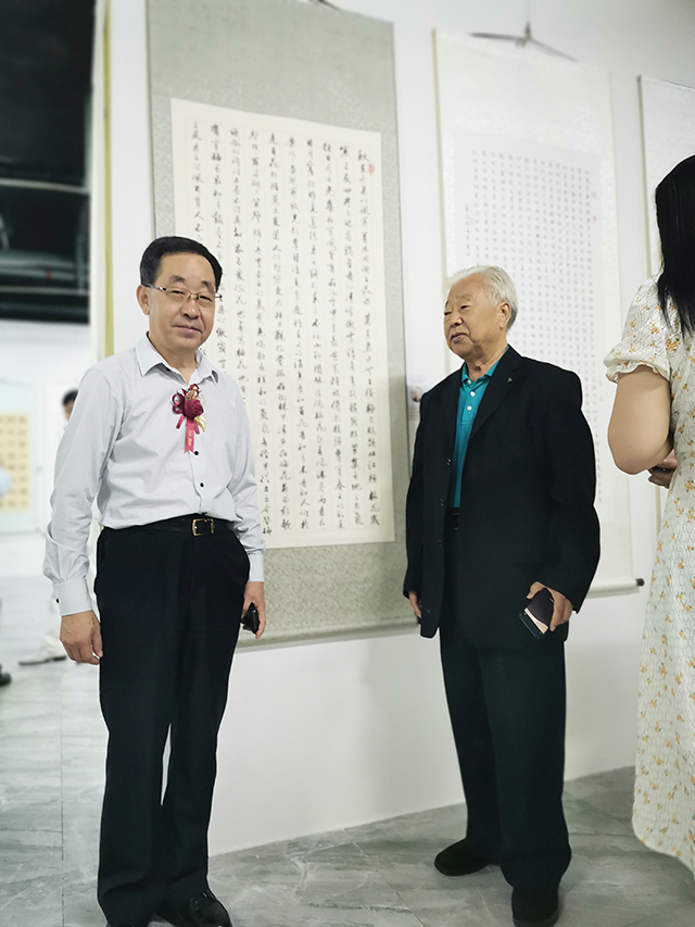 中国民族建筑研究会书画艺术专业委员会副秘书长刘继胜与 中国文联办公厅主任、中国民族建筑研究会书画艺术专业委员会主任罗杨在作品前合影.jpg