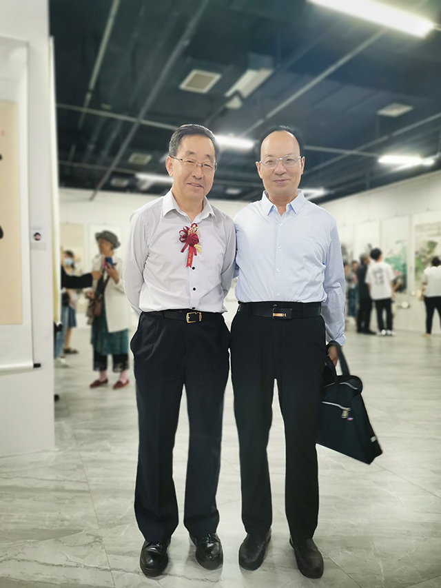 中国民族建筑研究会书画艺术专业委员会副秘书长李春伟与国家民委原办公厅主任、中国民族建筑研究会会长李春林合影.jpg