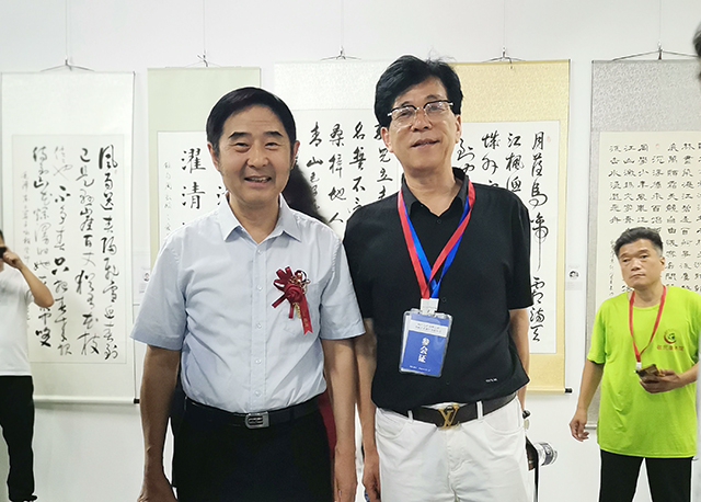 中国书法家协会会员、中国榜书书法家协会副主席肖海明与中国文联办公厅主任、中国民族建筑研究会书画艺术专业委员会主任罗杨合影.jpg
