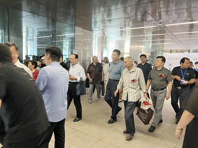 参展嘉宾和艺术老师入场.jpg