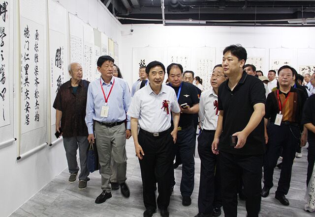 中国文联办公厅主任、中国民族建筑研究会书画艺术专业委员会主任罗杨、国家民委原办公厅主任、中国民族建筑研究会会长李春林参观展览.jpg
