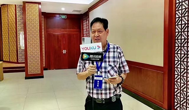 中国书画家联谊会会员邱春林峰会现场接受采访.jpg
